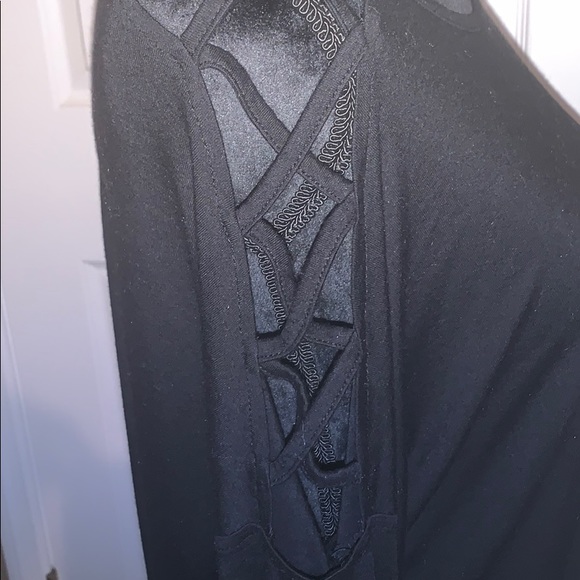 Black VENUS Cutout High Low Top - Picture 8 of 9